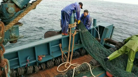 南澳岛赶海日记 彪哥深海捕鱼，天刚亮发现海面飘着一个大海货，捞上来一看值钱了