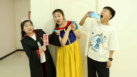 学生玩真人版贪吃蛇，冬冬中了“贪吃卡”，把小晴和小小当成吃的