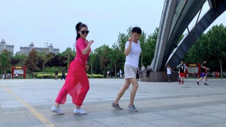 两大姐跳飘逸鬼步舞一旁小伙看入迷了篮球也不打了