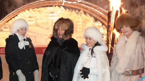 张蓝心释小龙带队探索冰雪要塞