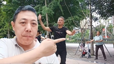 唱罢吹灯 你很少见过吧，四川大爷跳广场舞就是安逸，不相信你看嘛