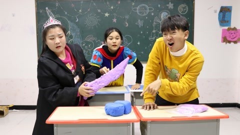 同学们抢夺粘土，小晴做出大宝剑帮助他们分粘土，这下公平了