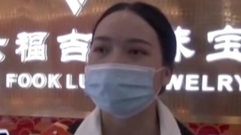 法治中国60分 假意试戴项链 男子夺路而逃