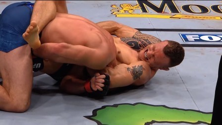 UFC终极格斗冠军赛 鬼魅般缠绕！“挪威小丑”五大终结时刻