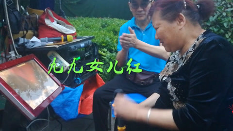 唱罢吹灯 66岁老太太动情演唱情歌