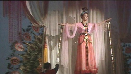 央视1986春晚 余剑等表演魔术《空中悬人》，简单舞台不简单表演