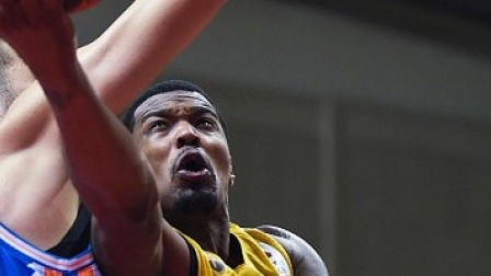 CBA 18/19赛季 上海VS北控第四节：雷多完成滑翔劈扣，上海116-106北控