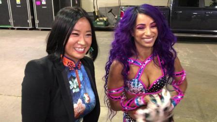 WWE在中国 2018进化大赛 李霞为热爱中国文化的莎夏准备了一件旗袍