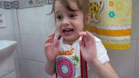 伊娃和妈妈钓鱼