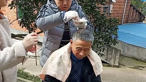 唱罢吹灯 四川农村大叔神奇，帮姐夫把白头发染黑简直了
