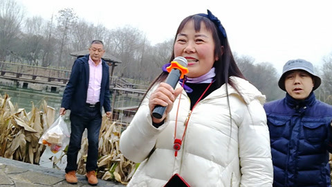 唱罢吹灯 小姐姐搞笑翻唱蒋大为经典老歌，大叔跟在后面抖腿