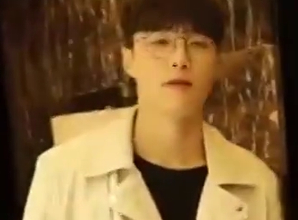 娱乐新鲜爆 张艺兴亲屏幕隔空献吻