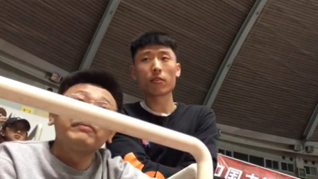 北京化工vs北京交大：球迷小哥哥投篮很帅气
