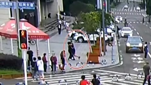 法治中国60分 便衣民警“一挑二” 瞬间擒获盗车贼
