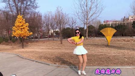 经典老歌新跳《触电》妹妹跳的太有活力了招路人拍摄围观