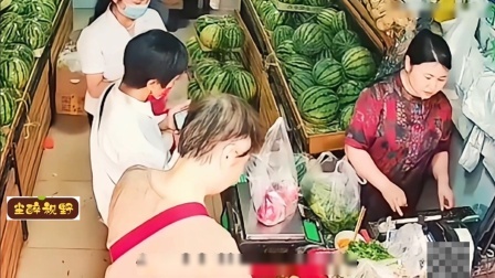 品人生百味第二季 女子光天化日之下将蘑菇撞进衣服内，老板娘的做法令人意外