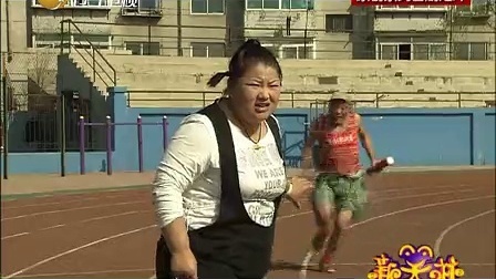 新笑林 辣妹商场抚摸壮汉大腿