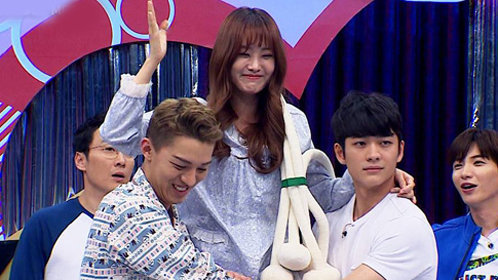 男女嘉宾睡衣装亲密接触