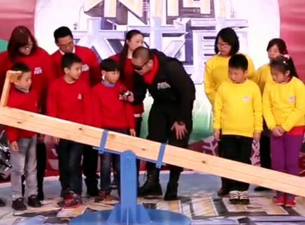 新闻大求真 一个小朋友能跷起多少人？