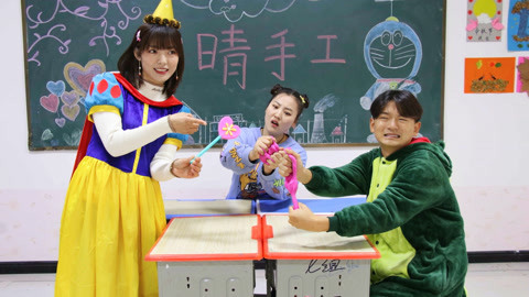 美女家务事 俩学生偷玩小美的粘土，不料却被粘住手，小美及时出现拯救