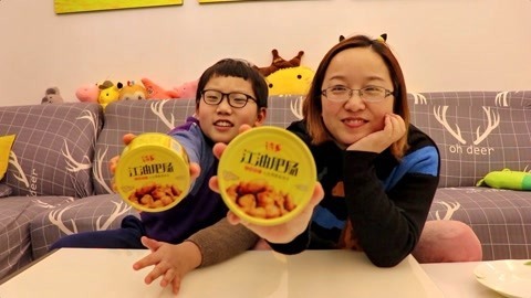梁小轩和轩妈试吃各种美食 超级好吃的江油肥肠