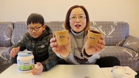 梁小轩和轩妈试吃各种美食 可以吃的曲奇牛奶杯