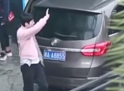 赖冠霖为《初恋那件小事》录制