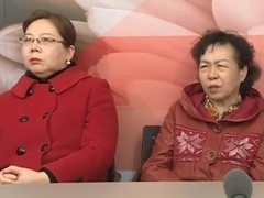 选择2019 憨厚男嘉宾悉心照顾妻子 病床六年不离不弃