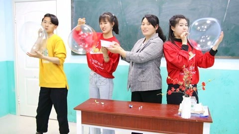 美女家务事 同学们比赛吹太空球