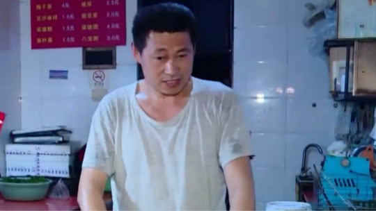 人气美食 蓝村路小锅熬煮黄鱼面 电风扇吹出鲜嫩来