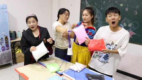 同学们抢夺粉色粘土，老师想出妙招用拽毛线来决定，谁会抢到呢？