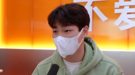 当目睹老人不识字被歧视，你会怎么做？