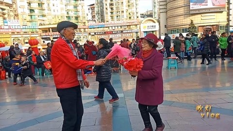 唱罢吹灯 四川大爷大妈好嗨哟，中心广场跳火爆广场舞《闯码头》安逸哟