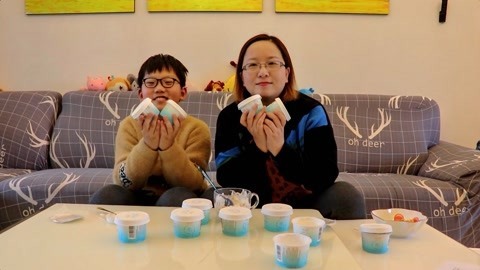 梁小轩和轩妈试吃各种美食 无蔗糖酸奶
