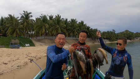 阿镭跟朋友出海，收获了一串鱼，漠叔又来蹭吃蹭喝了