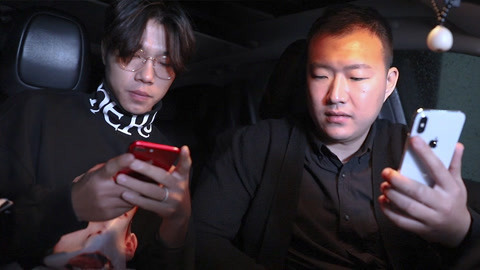 学校里的疯子 车内玩耍需谨慎，以防对路过的未成年人带来不良的影响