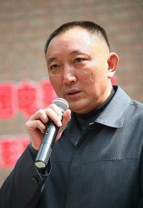 国家一级导演,中国电影集团公司副董事长兼副总经理;北京电影制片厂