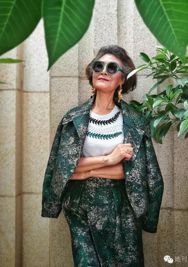 73岁的中国老奶奶穿旗袍走西藏骑哈雷