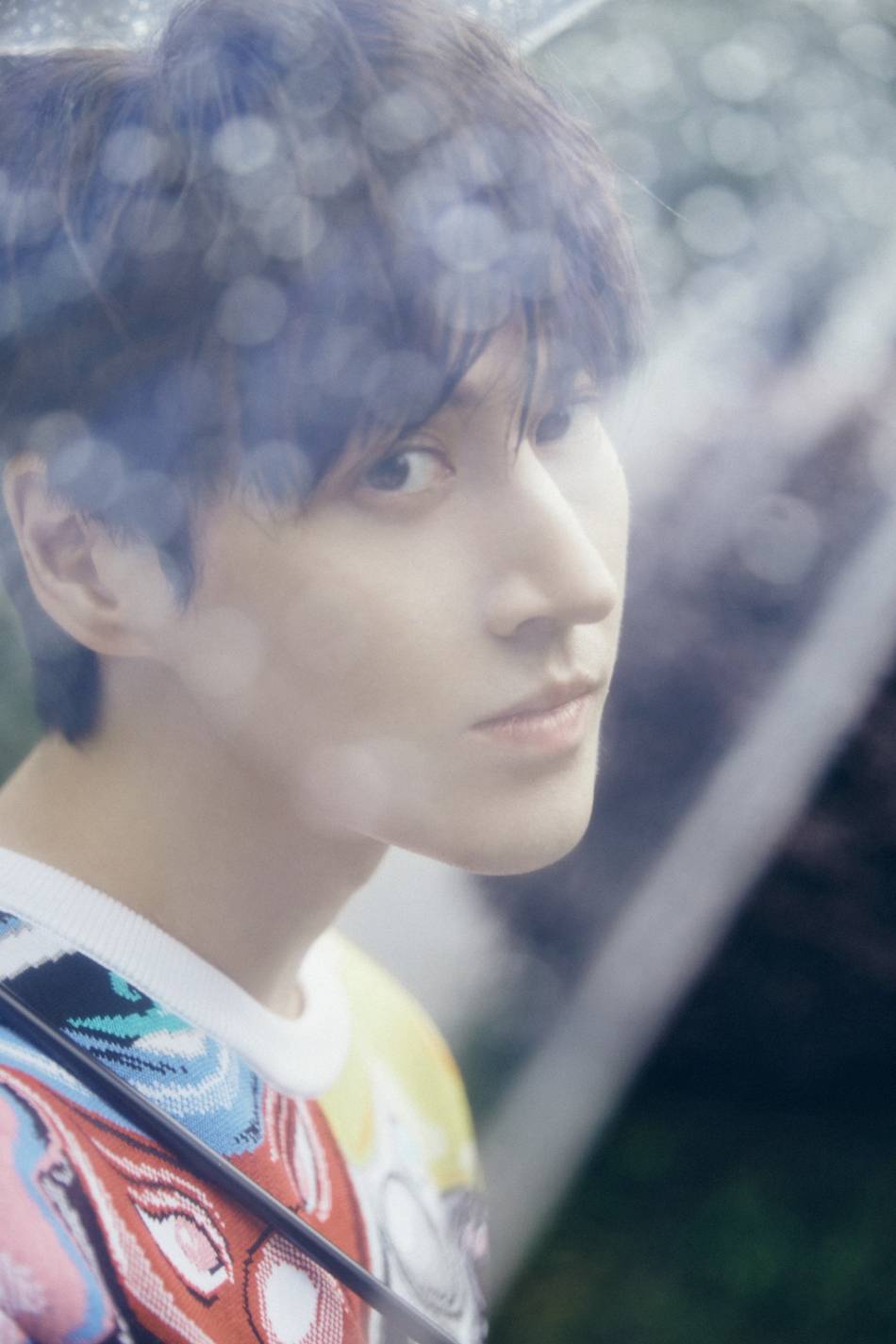 李俊逸写真大片曝光雨中撑伞安闲自得