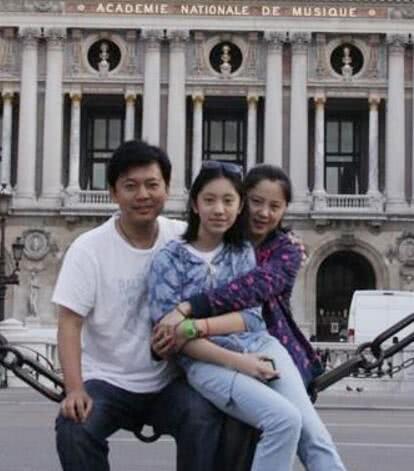 女孩的名字也是非常浪漫,叫何雨果,取自两个人名字的中各一个字,意思