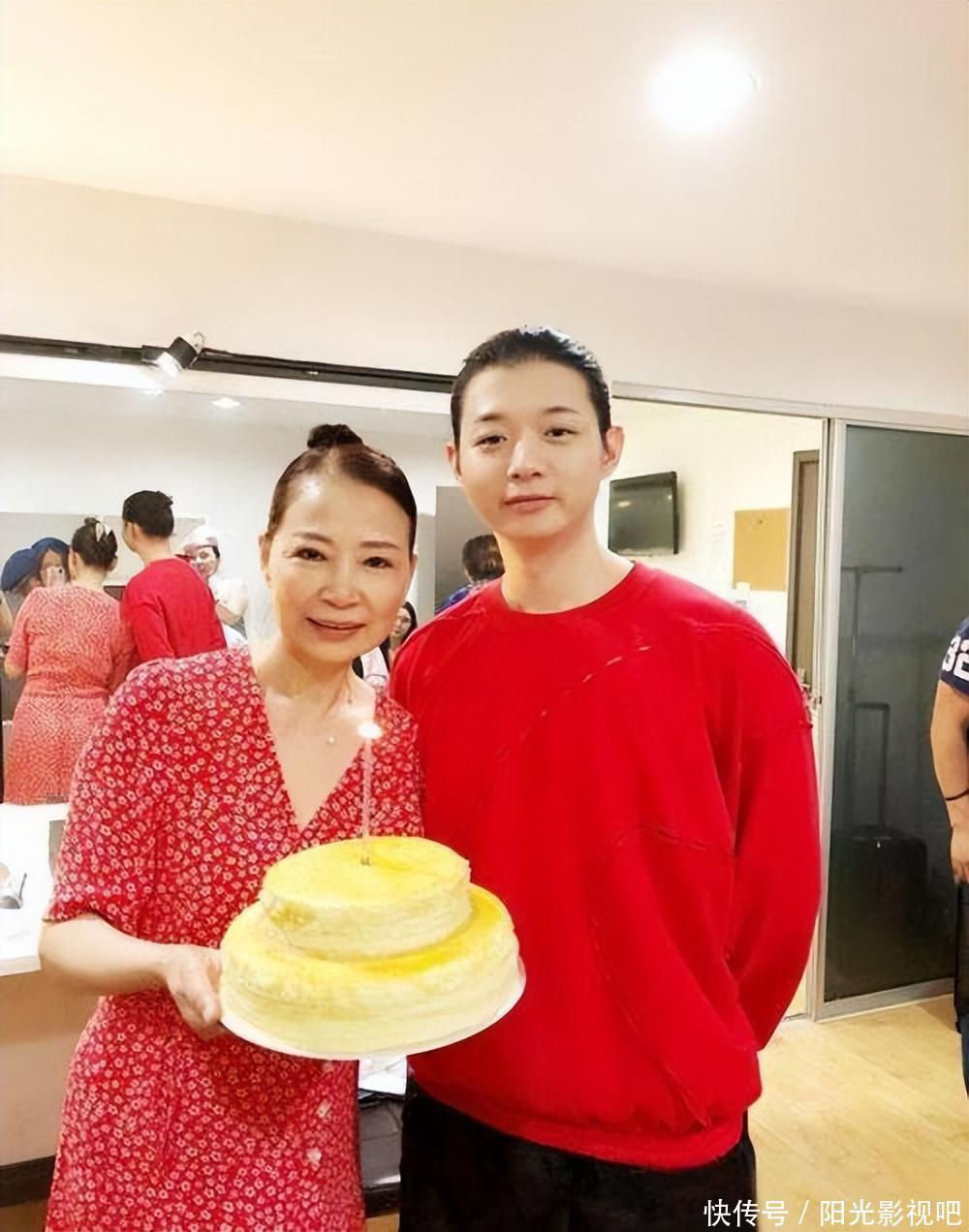 霍尊晒照庆贺母亲六十六大寿,仲小萍与前夫现妻罕见同框如好友