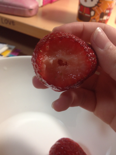 亲们,帮忙看下这个有空心洞的草莓是好是坏啊?我是在韩国乐天.