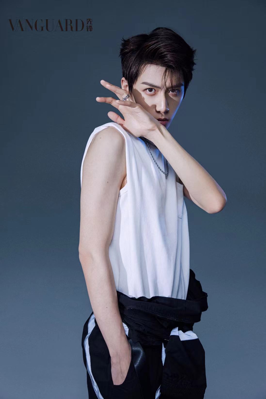 任宥纶杂志大片曝光多面风格彰显个性态度