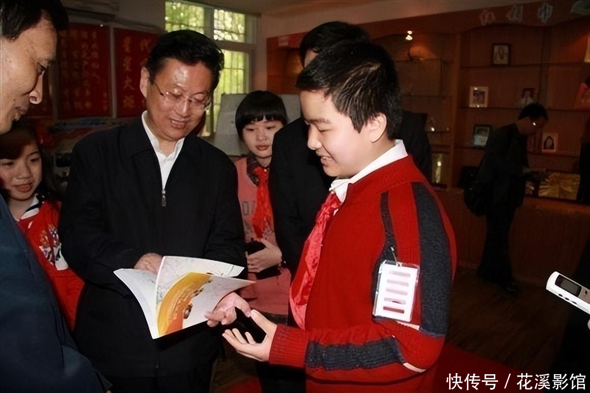 2岁看新闻联播，7岁读人民日报，五道杠小学生如今怎样了？ - 360娱乐，你开心就好