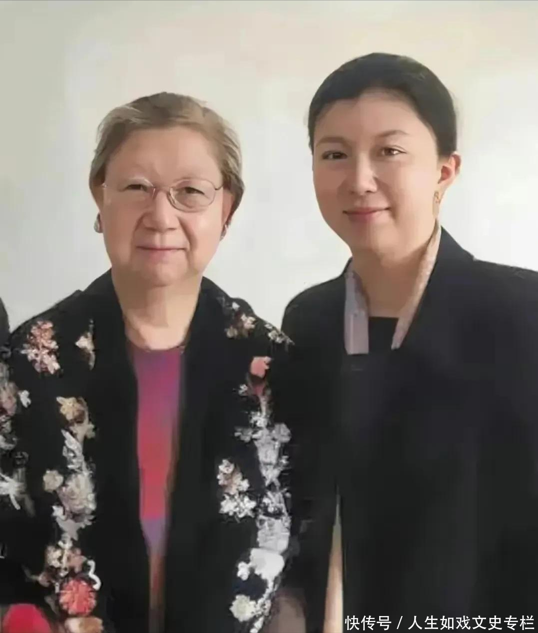 2015年,毛岸英遗孀刘思齐与女儿的合影,气质不减当年,依旧优雅 - 360娱乐,你开心就好