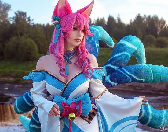 cosplay图赏俄妹coslol阿狸蓝衣短裙的肉感狐耳娘