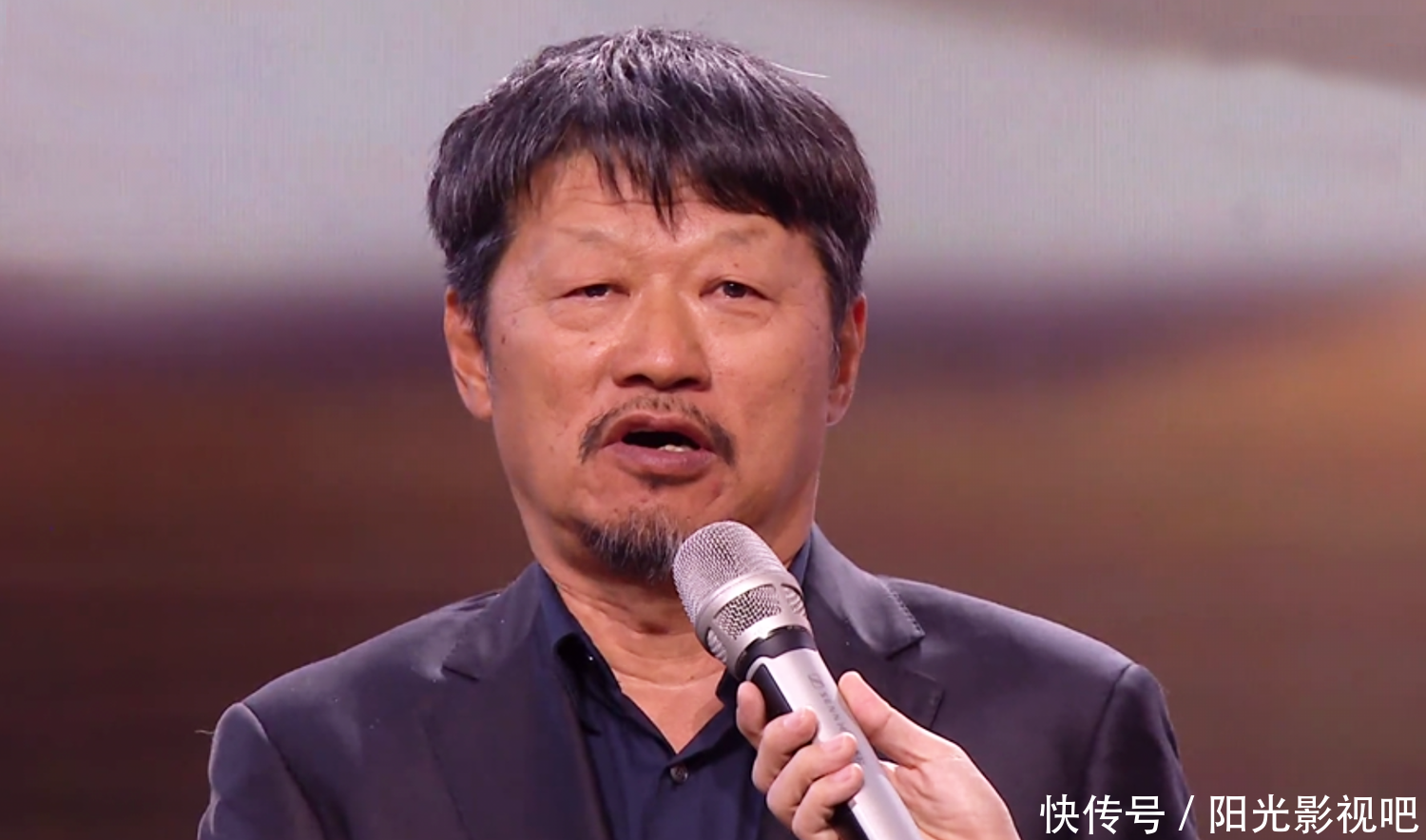 他一手捧红靳东和王凯，自己却在跑龙套，王凯领奖当众下跪感恩 - 360娱乐，你开心就好