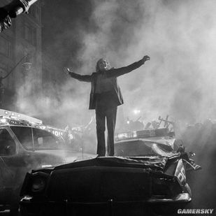 小丑上映一周年导演发布新幕后照杰昆菲尼克斯含泪大笑