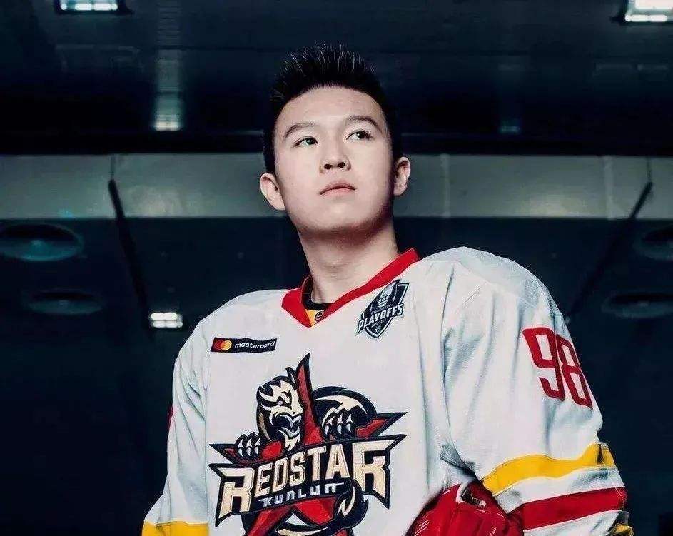 中国冰球华裔球员图片