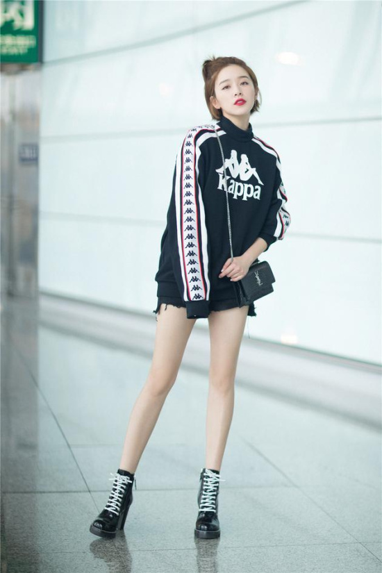 阚清子出发巴黎时装周 运动服配热裤活力十足